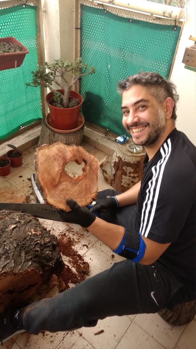Gabriel trabajando la madera artesanalmente